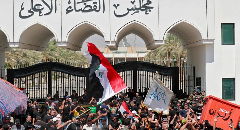 "مفاجأة" للصدر.. والرئاسات العراقية تحاول احتواء المأزق