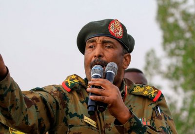 رئيس مجلس السيادة السوداني يُجري تعديلات على قيادة الجيش