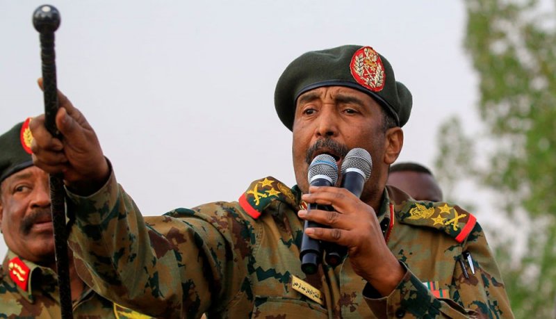 رئيس مجلس السيادة السوداني يُجري تعديلات على قيادة الجيش