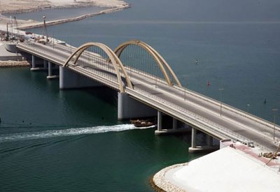 حادث مروري على جسر الشيخ خليفة باتجاه الحد