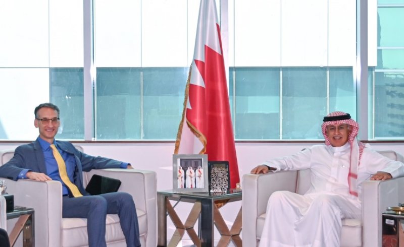 وزير الصناعة والتجارة يستقبل سفير الولايات المتحدة الأمريكية لدى مملكة البحرين