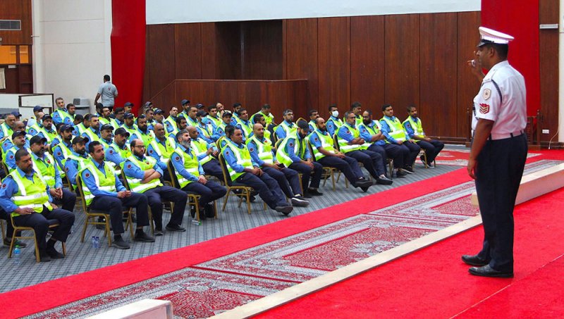 حراس الأمن يشاركون في دورة "تنظيم الحركة المرورية أمام المنشآت التعليمية"