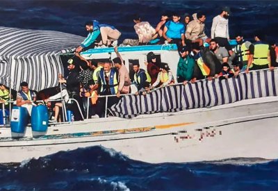 انتشال 30 مهاجرا من جزيرة قبالة جزيرة كريت اليونانية