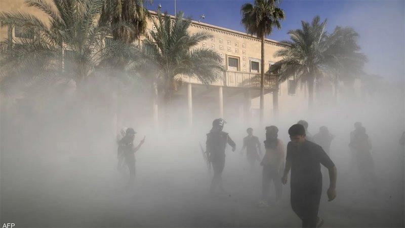 العراق.. صفارات إنذار واشتباكات وقصف في المنطقة الخضراء