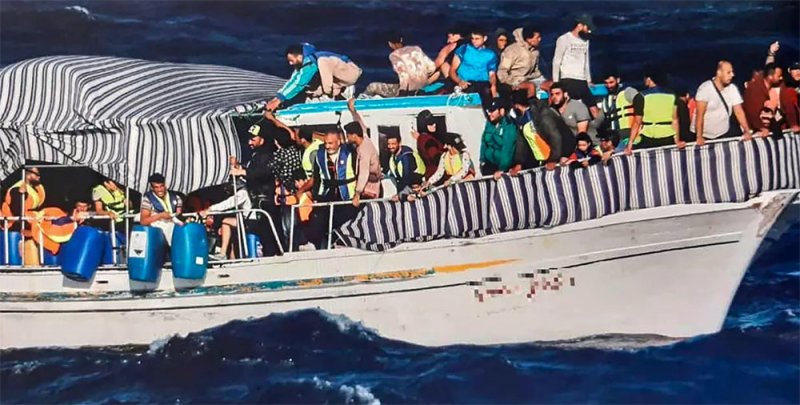 انتشال 30 مهاجرا من جزيرة قبالة جزيرة كريت اليونانية