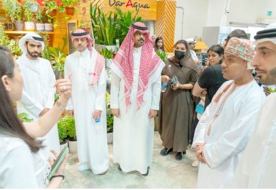 وفد شبابي يطلع على سوق المزارعين بهورة عالي