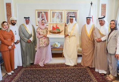 وزير الخارجية يستقبل رئيس جمعية الصداقة العمانية البحرينية