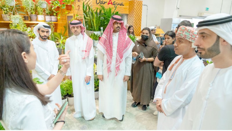 وفد شبابي يطلع على سوق المزارعين بهورة عالي