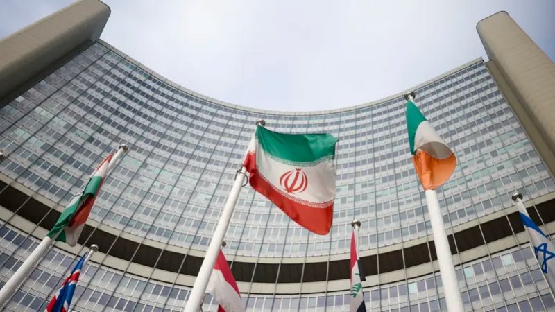 إيران تشترط "ضمانات أقوى".. وتتهم الوكالة الذرية بتسييس طلباتها