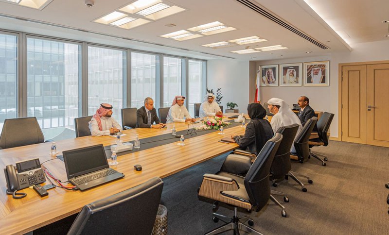الرئيس التنفيذي لحلبة البحرين يقوم بزيارة للأمين العام لمجلس المناقصات 