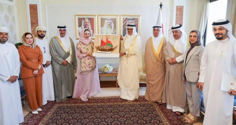 وزير الخارجية يستقبل رئيس جمعية الصداقة العمانية البحرينية