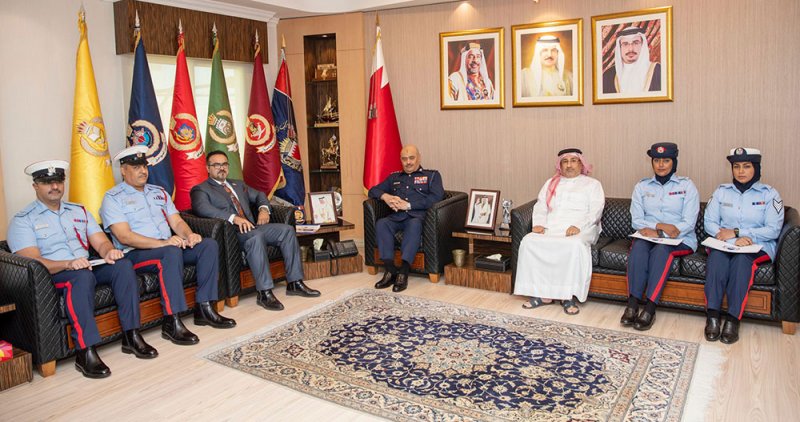 رئيس الأمن العام يكرم أعضاء فريق "معا" المتميزين ويشيد بمستوى أدائهم المهني