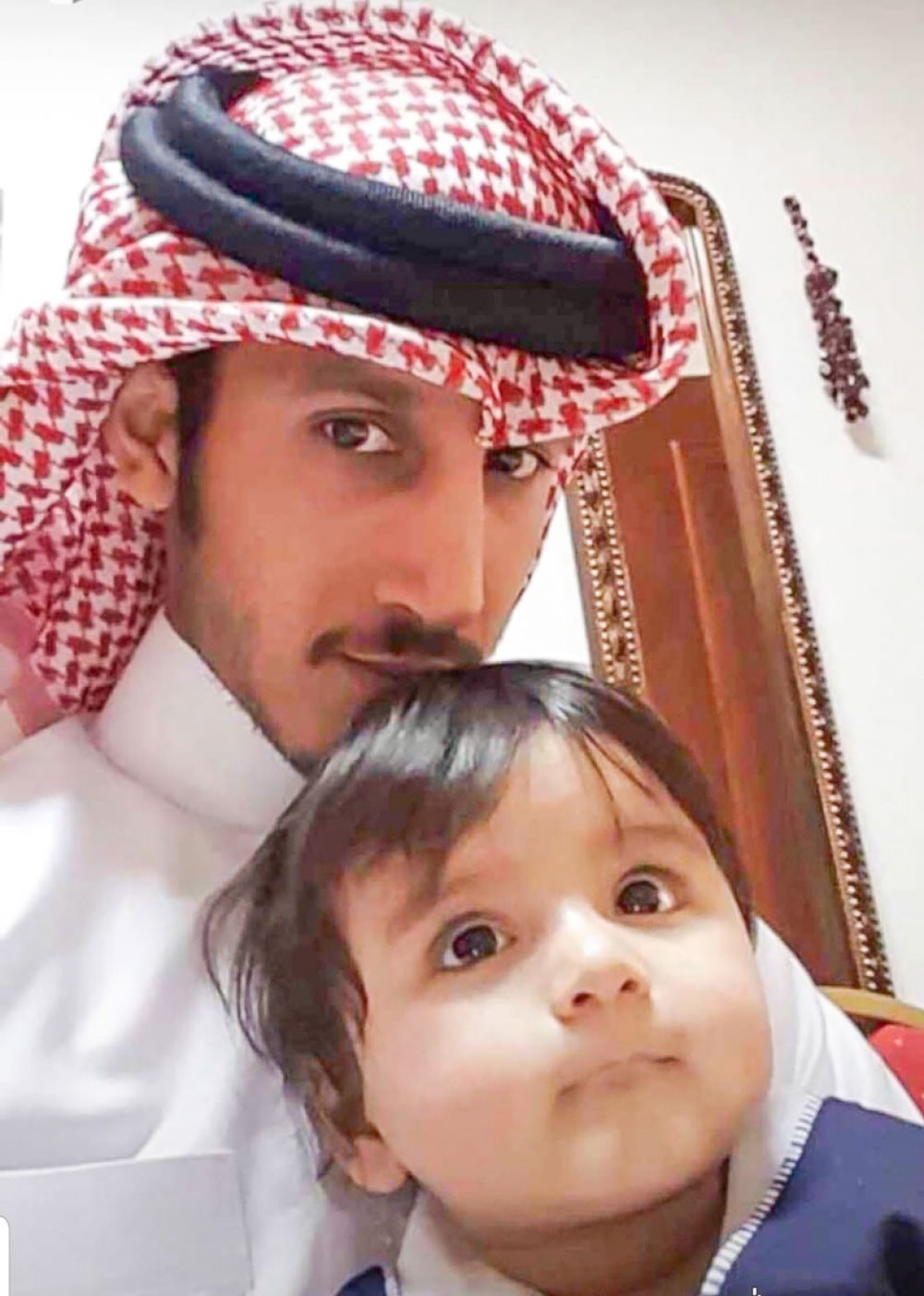 الشهيد هشام مع ابنه