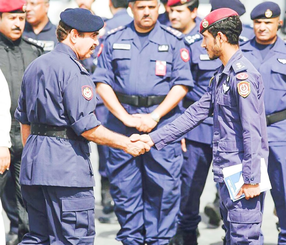 وزير الداخلية مصافحا هشام الحمادي