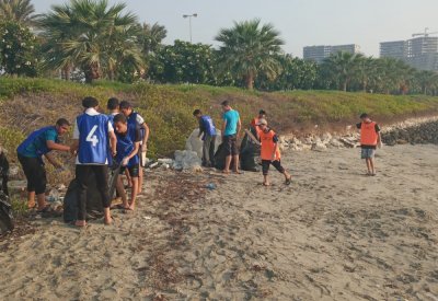 مركز الشيخ عيسى بن علي ينظم حملة لتنظيف سواحل البحرين