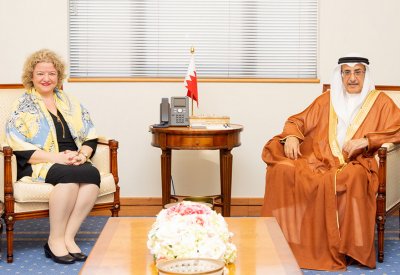 الشيخ خالد بن عبد الله يبحث تعزيز التعاون في قطاع البنية التحتية مع السفيرة التركية