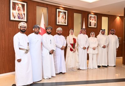 وزير الصناعة والتجارة يجتمع برئيس جمعية الصداقة العمانية البحرينية