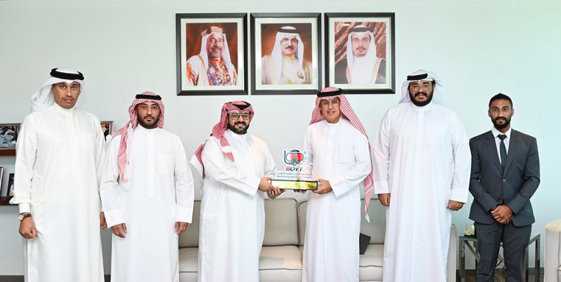 وزير الصناعة والتجارة يستقبل رئيس هيئة فريق البحرين للغوص التطوعي