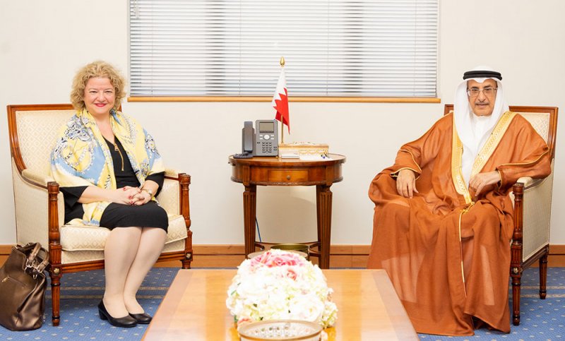 الشيخ خالد بن عبد الله يبحث تعزيز التعاون في قطاع البنية التحتية مع السفيرة التركية