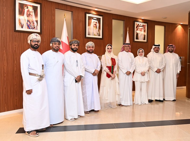 وزير الصناعة والتجارة يجتمع برئيس جمعية الصداقة العمانية البحرينية