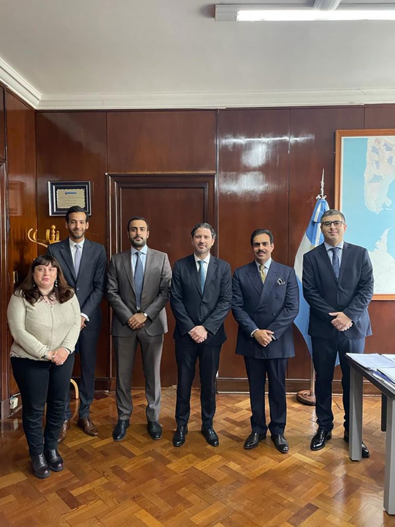 سفير البحرين لدى الأرجنتين يجتمع مع نائب وزير الدفاع للشؤون الدفاعية الدولية