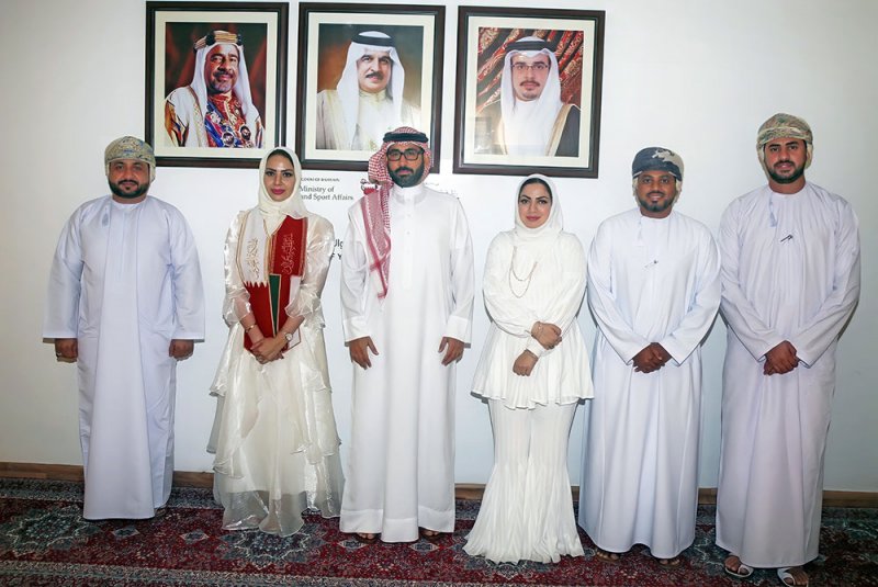 المؤيد يبحث مع رئيسة جمعية الصداقة العمانية البحرينية التعاون الشبابي