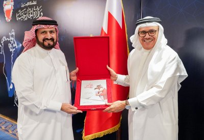وزير الخارجية يستقبل الكاتب محمود يوسف المحمود ويتسلم نسخة من كتابه " ملك الإنسانية.. حقوق الإنسان في مملكة البحرين"