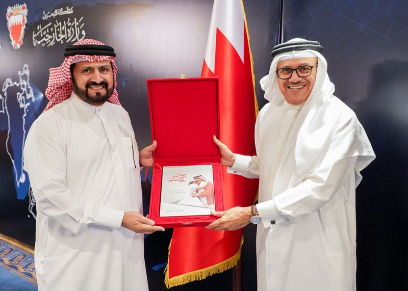 وزير الخارجية يستقبل الكاتب محمود يوسف المحمود ويتسلم نسخة من كتابه " ملك الإنسانية.. حقوق الإنسان في مملكة البحرين"