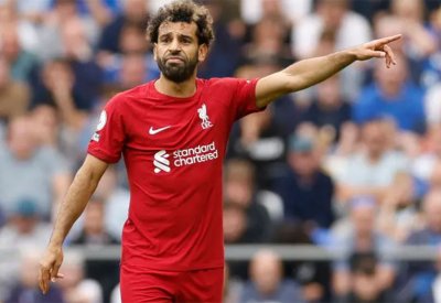 أسطورة إنجلترا يهاجم محمد صلاح