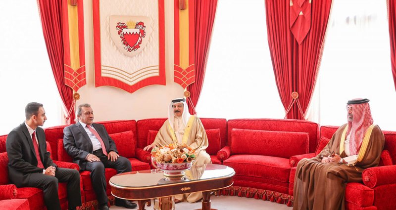جلالة الملك المعظم يستقبل الشاعر محمد هادي الحلواجي