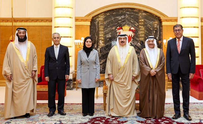 جلالة الملك المعظم يتسلم التقرير السنوي لأعمال مجلسي الشورى والنواب