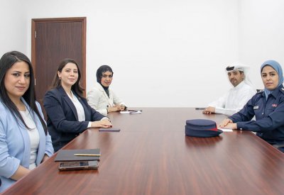 إدارة مكافحة الجرائم الإلكترونية وإدارة المتابعة والتثقيف يجتمعان مع رئيسة نيابة الأسرة والطفل