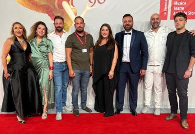 كندة علوش تبدأ جولتها بالعرض الأول لفيلم نزوح في فينيسيا