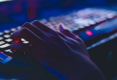 بسبب "هجوم إلكتروني".. دولة تقطع علاقتها الدبلوماسية مع إيران