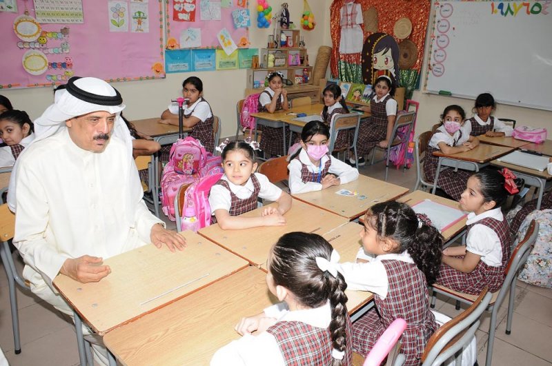 بالصور: وزير التربية والتعليم يتفقد عودة الطلاب للمدارس.. ويشارك باستقبال المستجدين