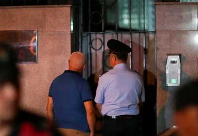 دبلوماسيون إيرانيون يتلفون وثائق قبل مغادرتهم ألبانيا