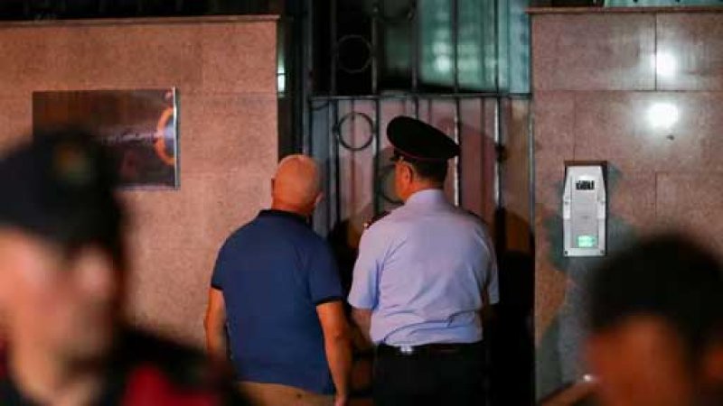 دبلوماسيون إيرانيون يتلفون وثائق قبل مغادرتهم ألبانيا