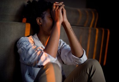 ”قعدتك“ المستمرة.. سبب اكتئابك!