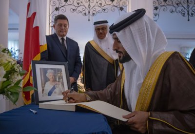 نيابة عن جلالة الملك المعظم.. ناصر بن حمد يقدم واجب العزاء في وفاة جلالة الملكة أليزابيث الثانية