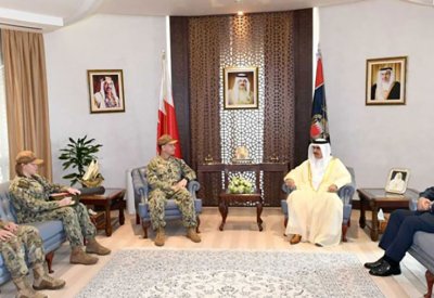 وزير الداخلية يبحث مع قائد الأسطول الخامس‎‎ التعاون والتنسيق الأمني