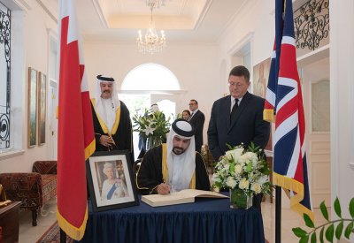 سمو الشيخ محمد بن سلمان يقدم واجب العزاء في وفاة جلالة الملكة أليزابيث الثانية