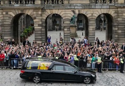 وصول نعش الملكة إليزابيث الثانية إلى إدنبرة