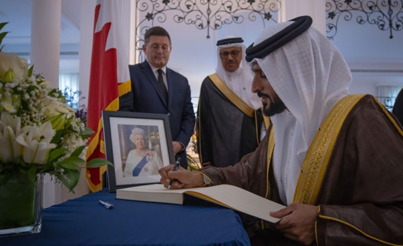 نيابة عن جلالة الملك المعظم.. ناصر بن حمد يقدم واجب العزاء في وفاة جلالة الملكة أليزابيث الثانية