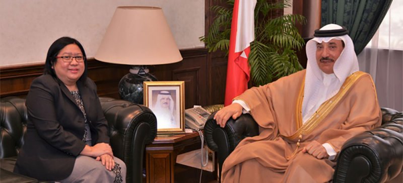 وزير العمل يلتقي سفيرة الفلبين لدى مملكة البحرين