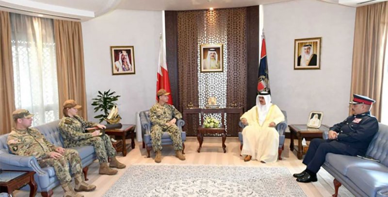 وزير الداخلية يبحث مع قائد الأسطول الخامس‎‎ التعاون والتنسيق الأمني