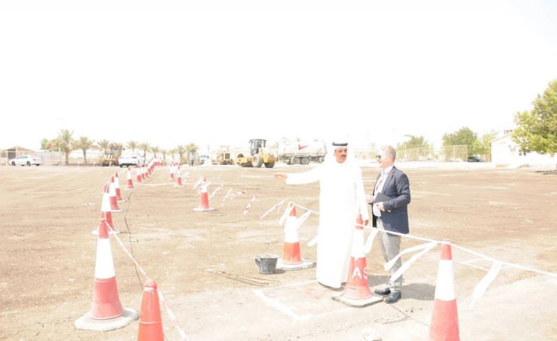 وزير التربية يتابع سير العمل في الأرض المخصصة لمواقف سيارات طلبة بوليتكنك البحرين