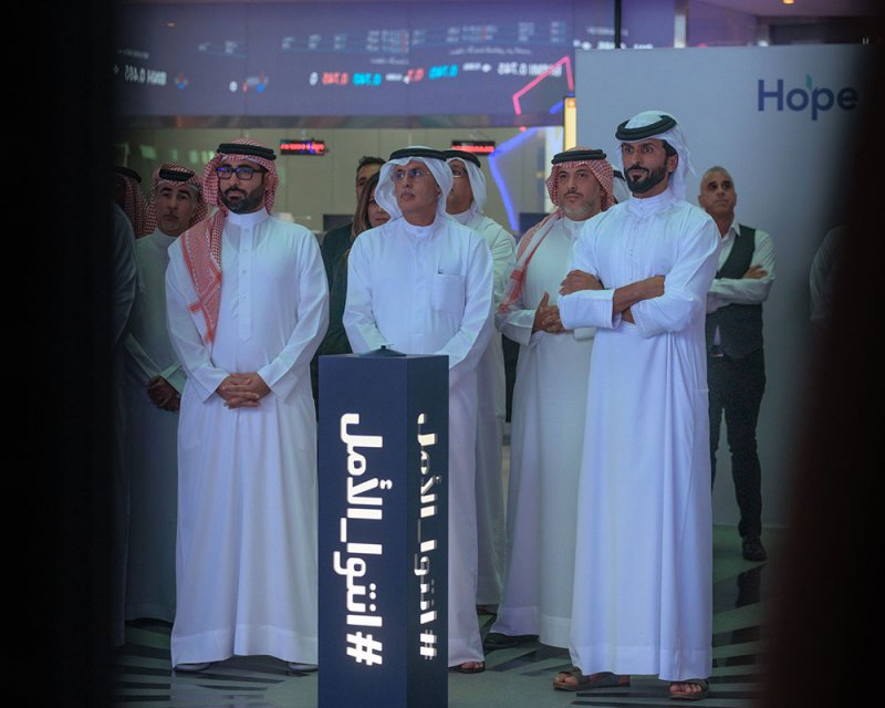 ناصر بن حمد يشيد بالتعاون الوثيق بين مشاريع الأمل والقطاع الخاص