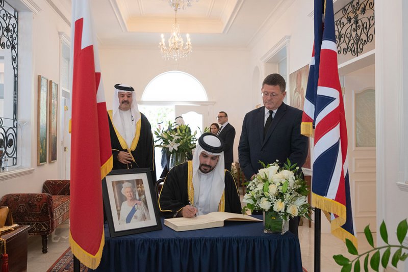 سمو الشيخ محمد بن سلمان يقدم واجب العزاء في وفاة جلالة الملكة أليزابيث الثانية