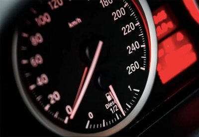 سرعة السيارات وقلة انبعاثات الكربون.. ما العلاقة؟