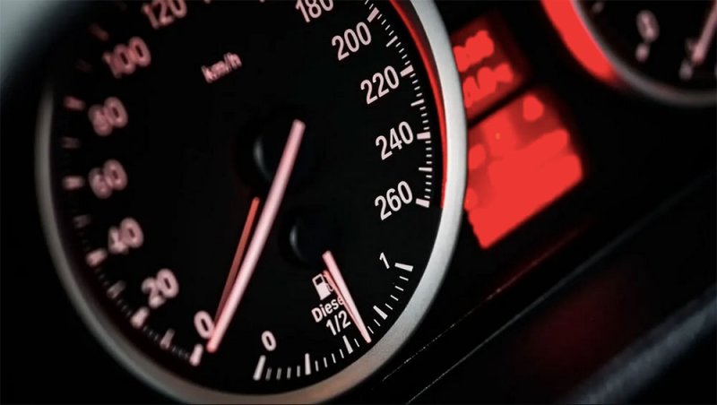 سرعة السيارات وقلة انبعاثات الكربون.. ما العلاقة؟